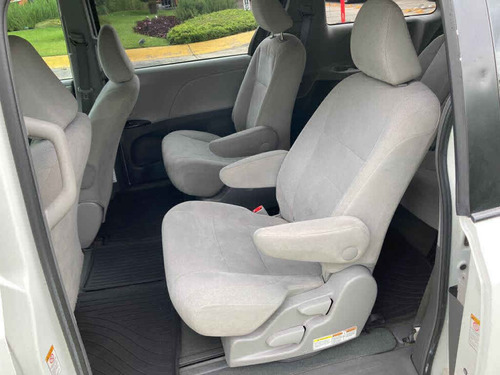 Imagen 12 de 15 de Toyota Sienna 2017 5p Ce V6/3.5 Aut