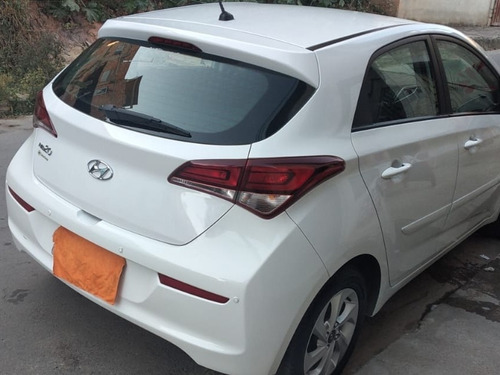 Imagem 3 de 5 de Carro