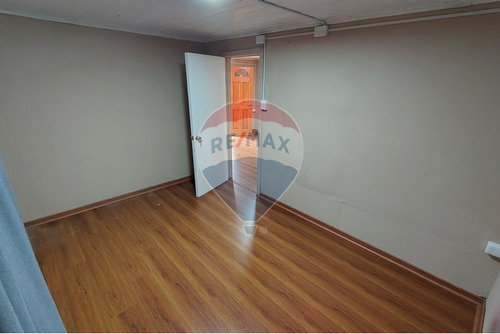 Casa Con Amplio Jardín Y Buena Conectividad