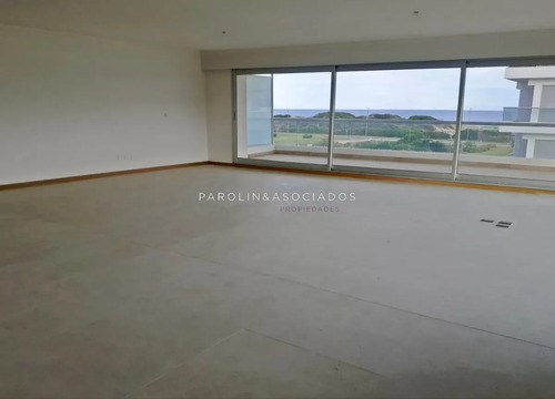 Departamento En Venta De 3 Dormitorios + Dependencia En Silente, Punta Del Este