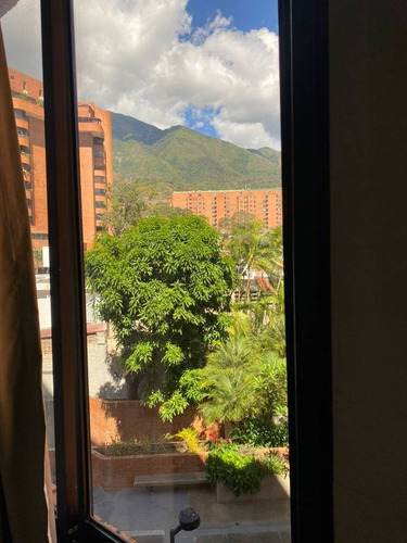 Se Alquila Amoblado, Iluminado Y Ventilado Apto En La Urb. Los Chorros, Piso Bajo