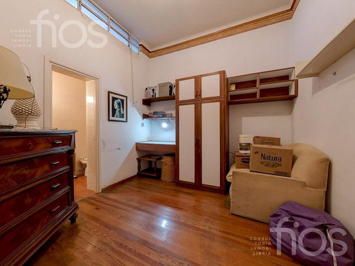 Venta Casa 6 Dormitorios Cochera Jardín Dos Plantas En Barrio Roque Saenz Peña