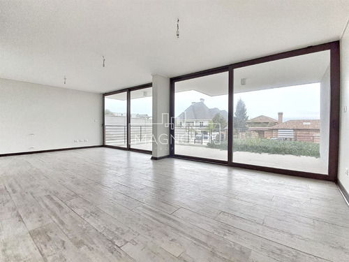 Casa En Venta De 3 Dorm. 4 Baños Y Sala De Estar En Concón