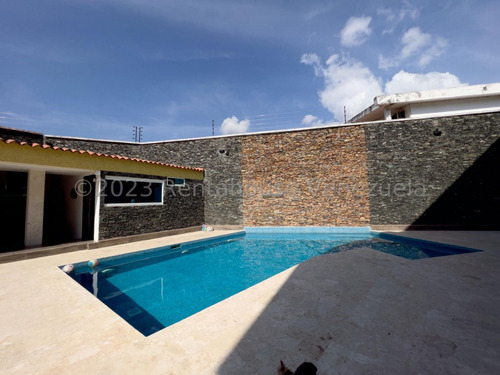 Espectacular Casa En Venta Exclusividad Lujo Confort Piscina Temperada Area Caney Totalmente Remodelada Habitaciones Terrazas Estef 25-10214