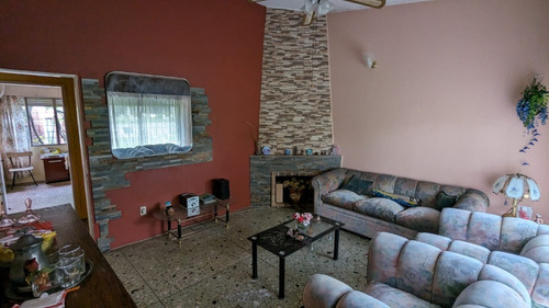 Dueño Vende 2 Casa En Un Solo Padron En Barrio Colón Cerca De Todos Los Servicios.