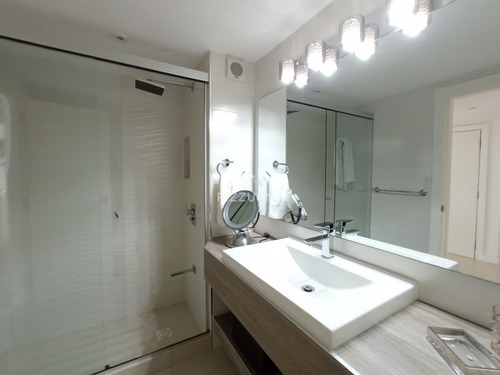 Apartamento En Brava, 2 Dormitorios Y Dependencia De Servicio - Ref: 455
