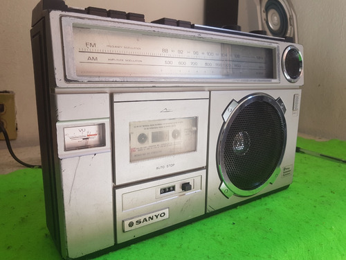 Radiograbadora Vintage Sanyo M 2438f