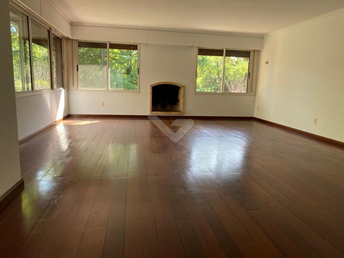 Apartamento En Planta Baja. 3 Dormitorios En Suite Y Servicio