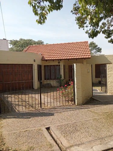 Casa De 4 Dormitorios Patio Y Cochera. Apta Crédito
