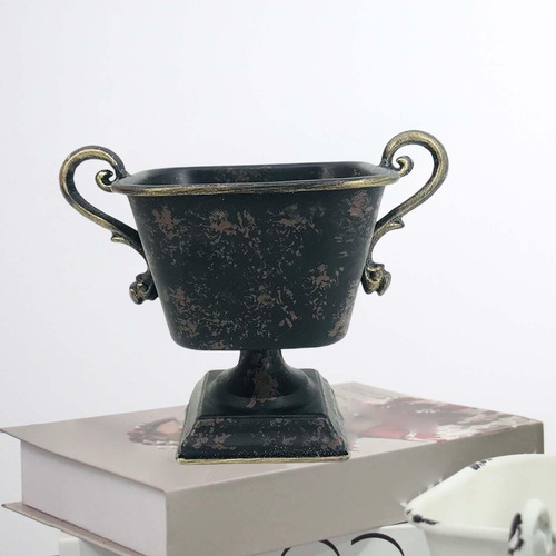 Mesa Decorada Com Floreira Rústica De Ferro