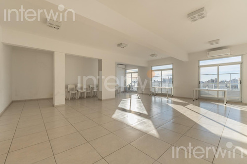 Departamento De 2 Ambientes Con Patio En Caballito - Venta -