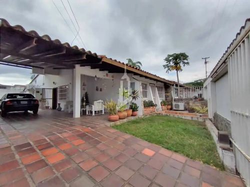 Casa En La Urbanización Cerrada Villa Latina, Sector Alta Vista