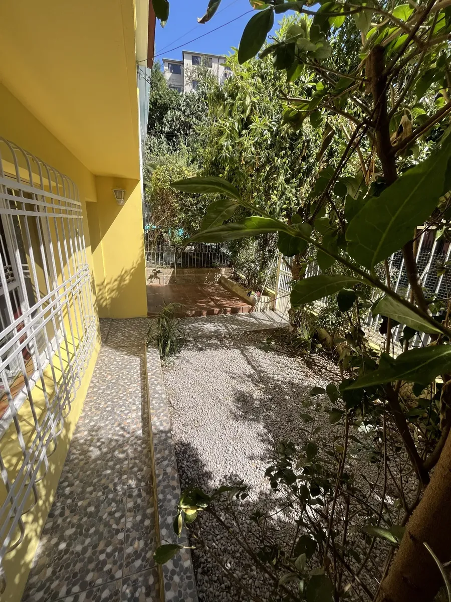 Imagen 3 de 29 de Casa Sólida, Luminosa Y Remodelada En Barrio Residencial.