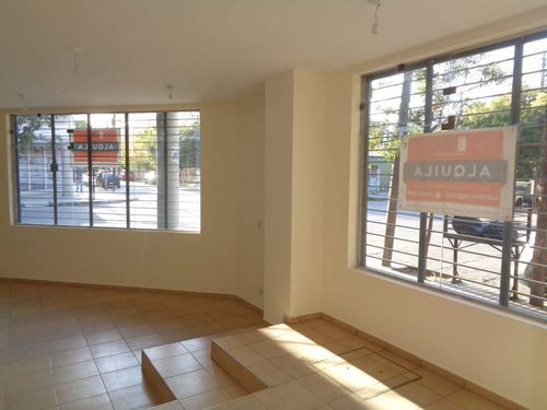 Barrio Alberdi - Excelente Local Comercial De Categoría, Externo En Esquina, Amplio Y Luminoso Con Vidrieras, 2 Baños Y Cocina Separada
