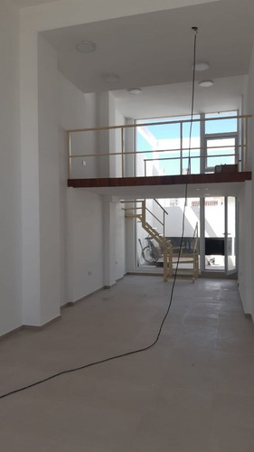 Imagen 1 de 10 de Venta Local A Estrenar Macrocentro Con Cochera Y Patio