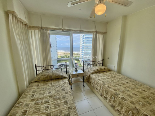 Imagen 17 de 24 de Venta De Apartamento De 2 Dormitorios En Edificio Torre Marina Punta Del Este
