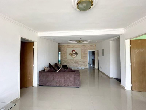 Josseyris Jimenez Vende Casa En Safari Country Club Carabobo