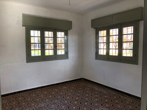 (próximo Ingreso) Lega Propiedades Alquila Amplia Casa De 2 Dormitorios Con Patio Al Frente.