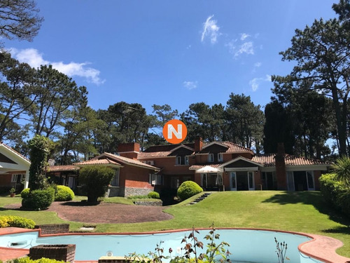 Oportunidad, Casa En Venta, Golf, Punta Del Este, 6 Dormitorios.- Ref: 206771