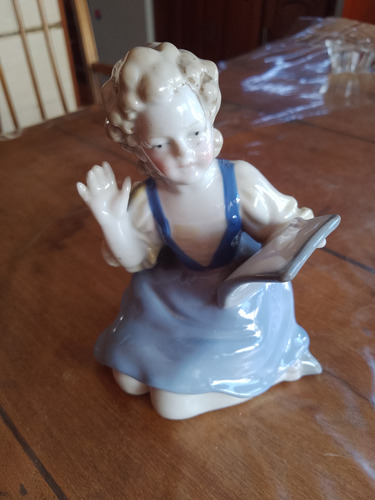 Antiguo Adorno De Porcelana Niña Leyendo