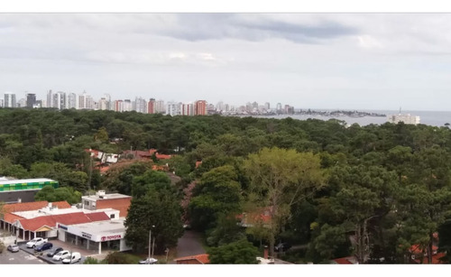 Oportunidad. Vende Apartamento De 2 Dormitorios En Punta Del Este 