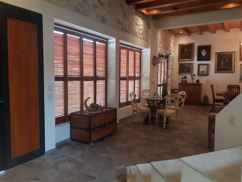 Preciosa Residencia En Misión San Jerónimo, Doble Altura, Jardín, 300 M2