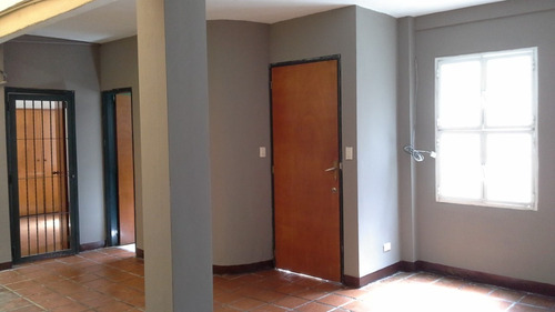 Imagen 2 de 9 de Se Alquila Oficina En Macuto