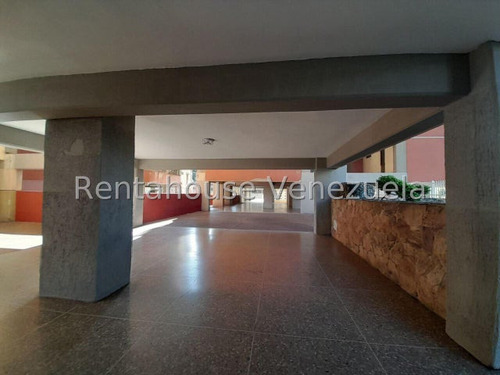 Maribel Morillo Asesor Inmobiliario De Rentahouse Vende Conservado Y Comodo Apartamento; De 95m2 Con 3 Hab. Y 2 Baños; Conjunto Privado Con Vigilancia; Condominio Arcas De Norte; Este De Barquisimeto