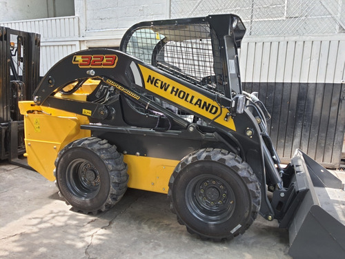 Imagen 4 de 15 de Minicargador New Holland L323 Nuevo