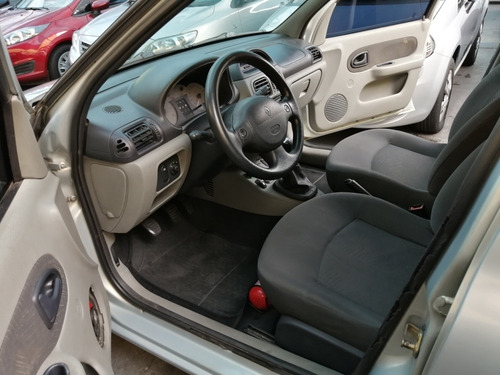 Renault Clio Sedan 1.6 Privilege 2003