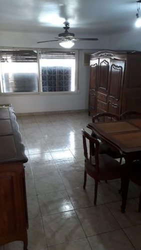 Chalet 5 Ambientes Con Cochera Y Jardin