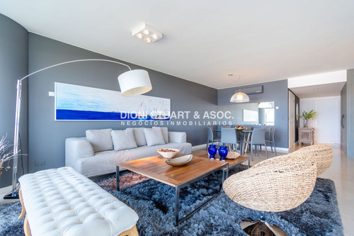 Moderno Apartamento Sobre Playa Brava En Torre Le Parc, Cuenta Con Dos Dormitorios Más Dependencia De Servicio. Punta Del Este