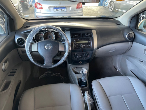 Imagem 2 de 9 de Nissan Livina Sl 1.6 2010 Completa