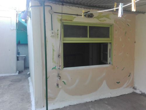Casa Con Garaje Descubierto, Amplio Frente, Fondo Con Árboles Frutales Y Quincho