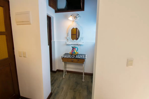 Casa En Alquiler Temporal En Piriápolis. Cómodos Dormitorios, Living, Comedor. Predio Cercado Con Piscina Climatizada Cubierta. A 50 Metros Del Mar