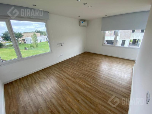 Imagen 23 de 30 de Excelente Casa Moderna En Exclusivo Barrio Rumenco.