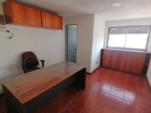 Amplísima Propiedad Bodega Y Oficinas En Planta Libre.