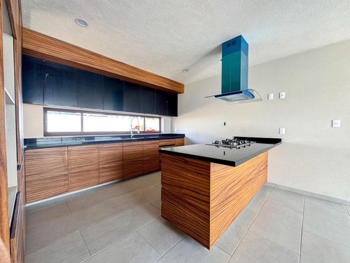 Casa En Venta En Metepec A Un Costado Del Parque Bicentenario Con Diseño Moderno
