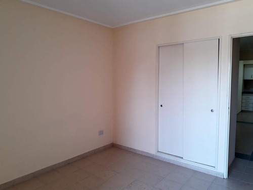 Imagen 12 de 24 de Un Dormitorio Con Doble Balcón