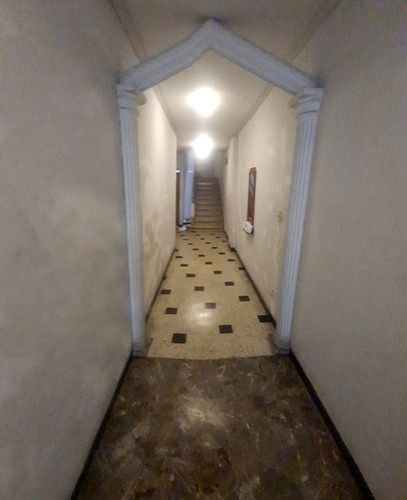 Salguero Al 500 Y Av. Corrientes, Almagro. Primer Piso Por Escalera. Al Frente. 2 Ambientes. Superficie Total Y Cubierta 64 M2. Impecable Estado. Apto Crédito. Apto Profesional