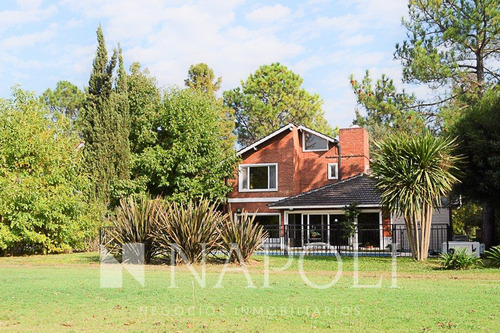 Imagen 1 de 14 de Venta De Casa De Dos Plantas, En Saint Thomas Norte, Canning