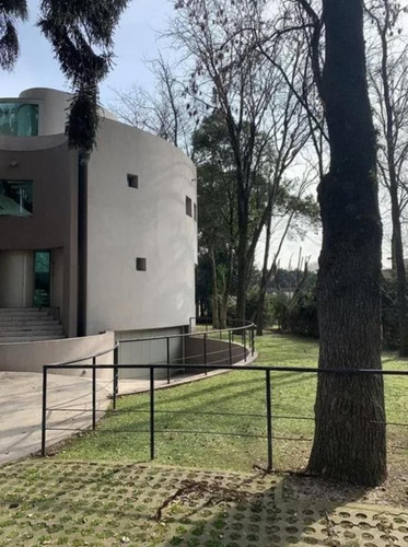 Casa En Venta - 4 Dormitorios 6 Baños - 1.530mts2 - Villa Udaondo