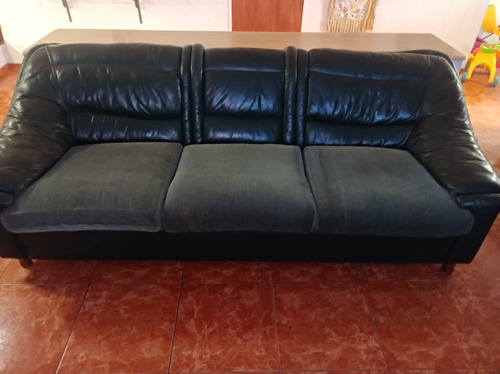 Sofa De 3 Puestos. Cuero Y Tela. 