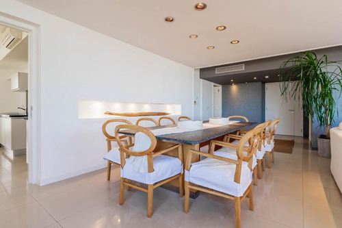 Departamento A La Venta En Punta Del Este Frente A Playa Brava De 4 Dormitorios, Todos En Suite