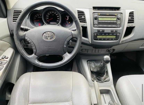 Imagen 4 de 9 de Toyota Hilux 2010 3.0 I Srv Cab Doble 4x2 Cuero