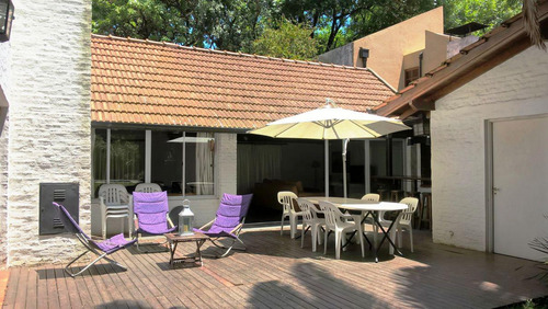 Chalet En Dos Plantas Edificado Sobre Lote De 18 X 47 M