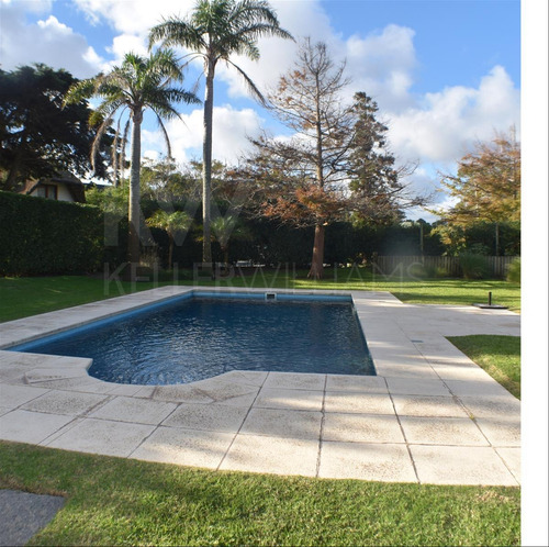 Se Vende Casa En Barrio Pinares 5 Dorm. 3 Ba. A Una Cuadra