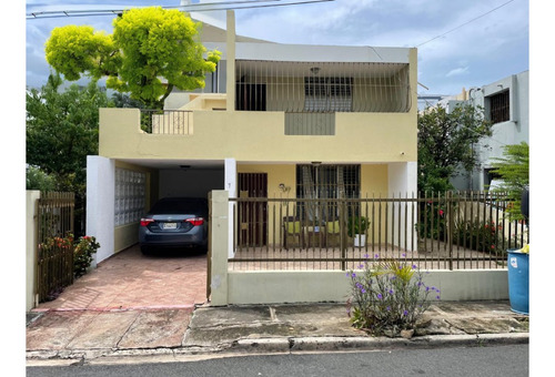 Excelente Casa De Dos Niveles, 4 Habitaciones A Unos Pasos De Av. Independencia Y Parque Mirador Sur,  En Pedregal 