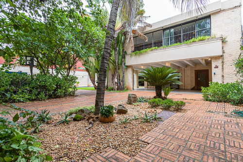 Residencia Exclusiva - Bo. Mcal Lopez - Venta
