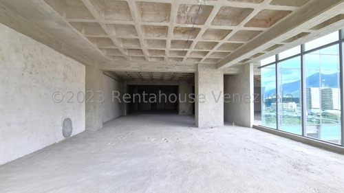 En Venta Local Comercial - Urb. Las Mercedes.